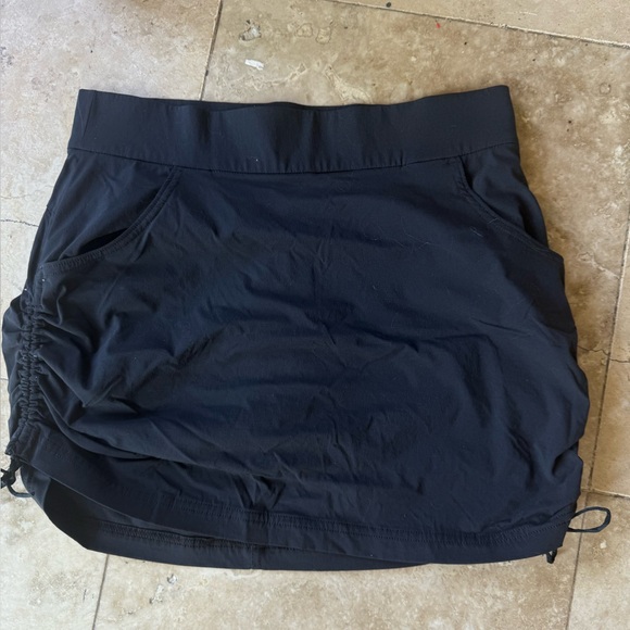 Columbia ladies, black SKORT excellent condition two front pockets large - Picture 1 of 9